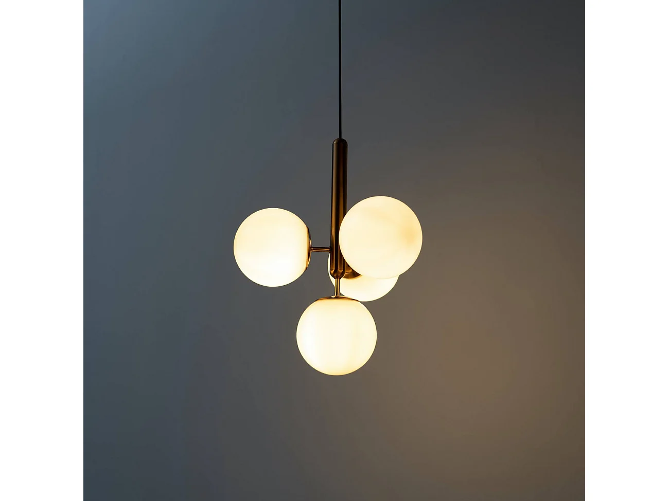 Suspension laiton à 4 sphères en verre blanc - Giovanna