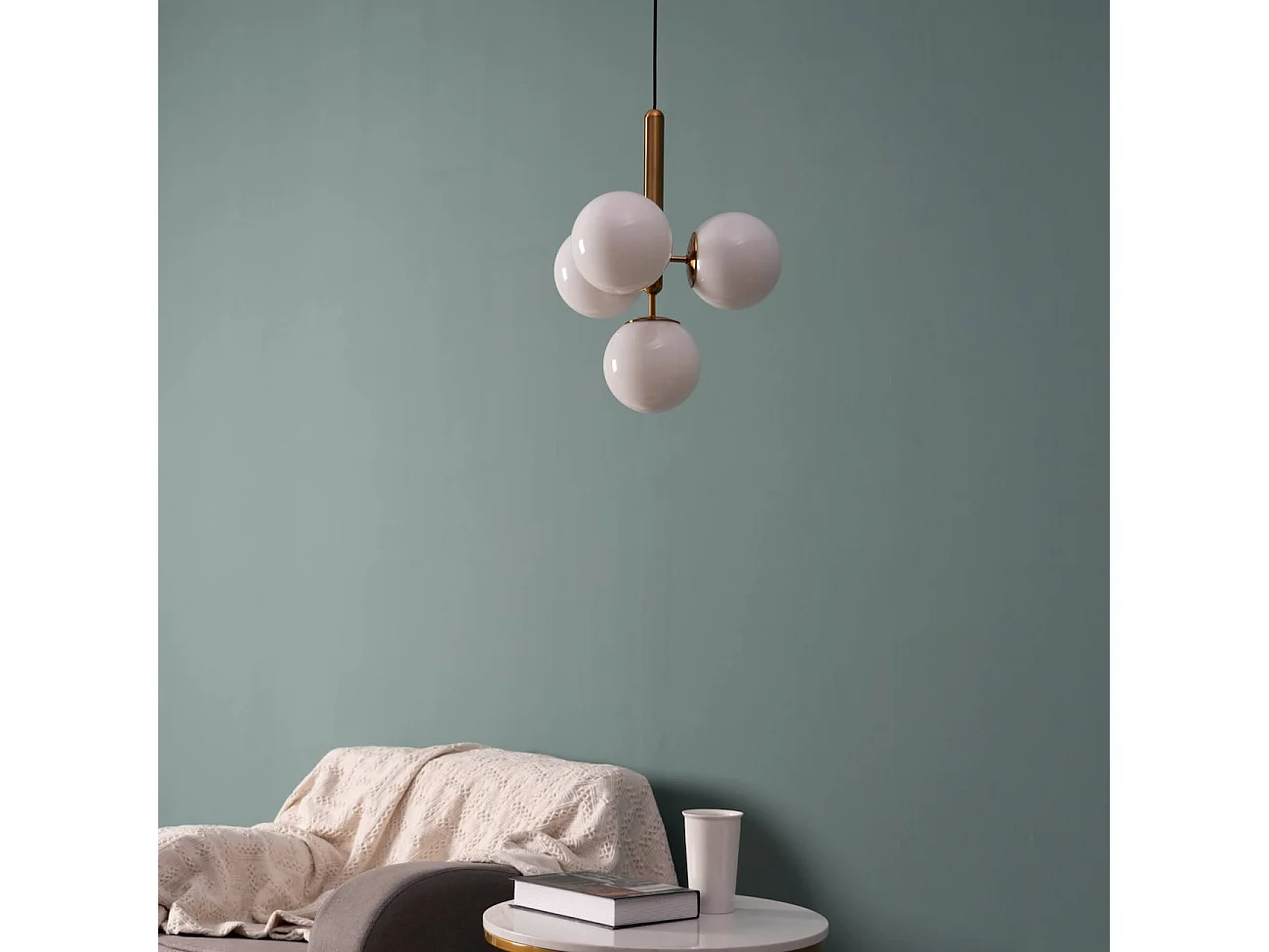 Suspension laiton à 4 sphères en verre blanc - Giovanna