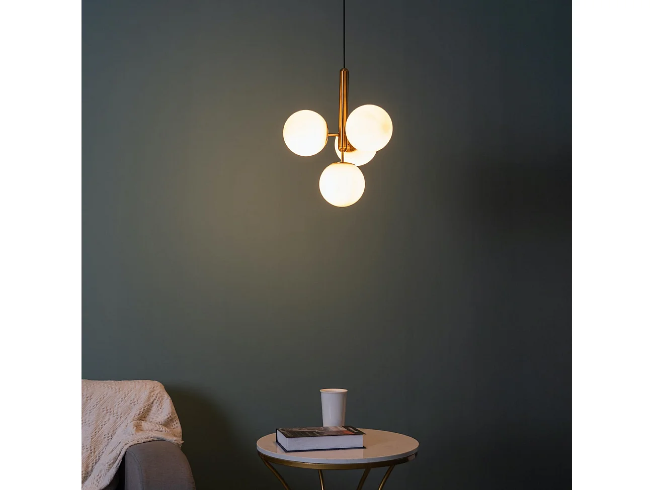 Suspension laiton à 4 sphères en verre blanc - Giovanna