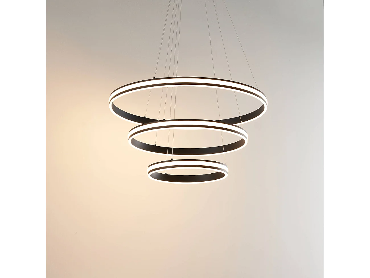 Grande suspension noire triple anneaux dimmable - Maroggia