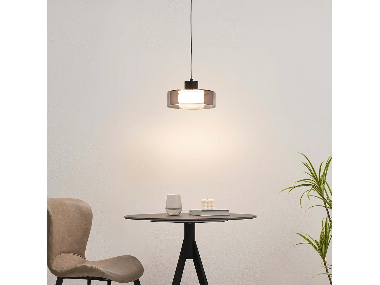 Suspension noire minimaliste verre fumé et LED intégrée - Valdo