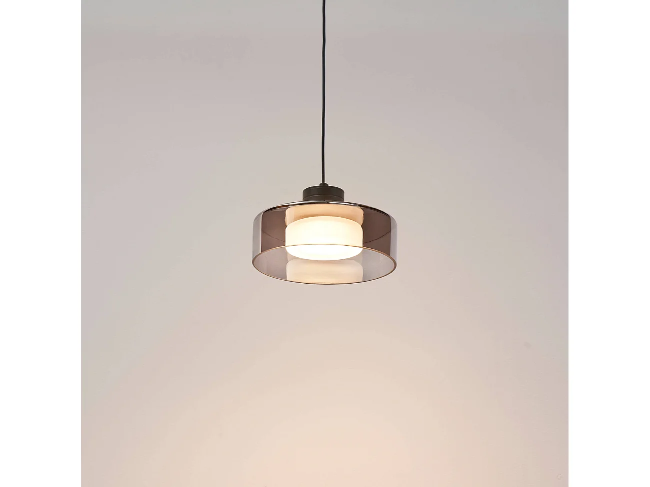 Suspension noire minimaliste verre fumé et LED intégrée - Valdo