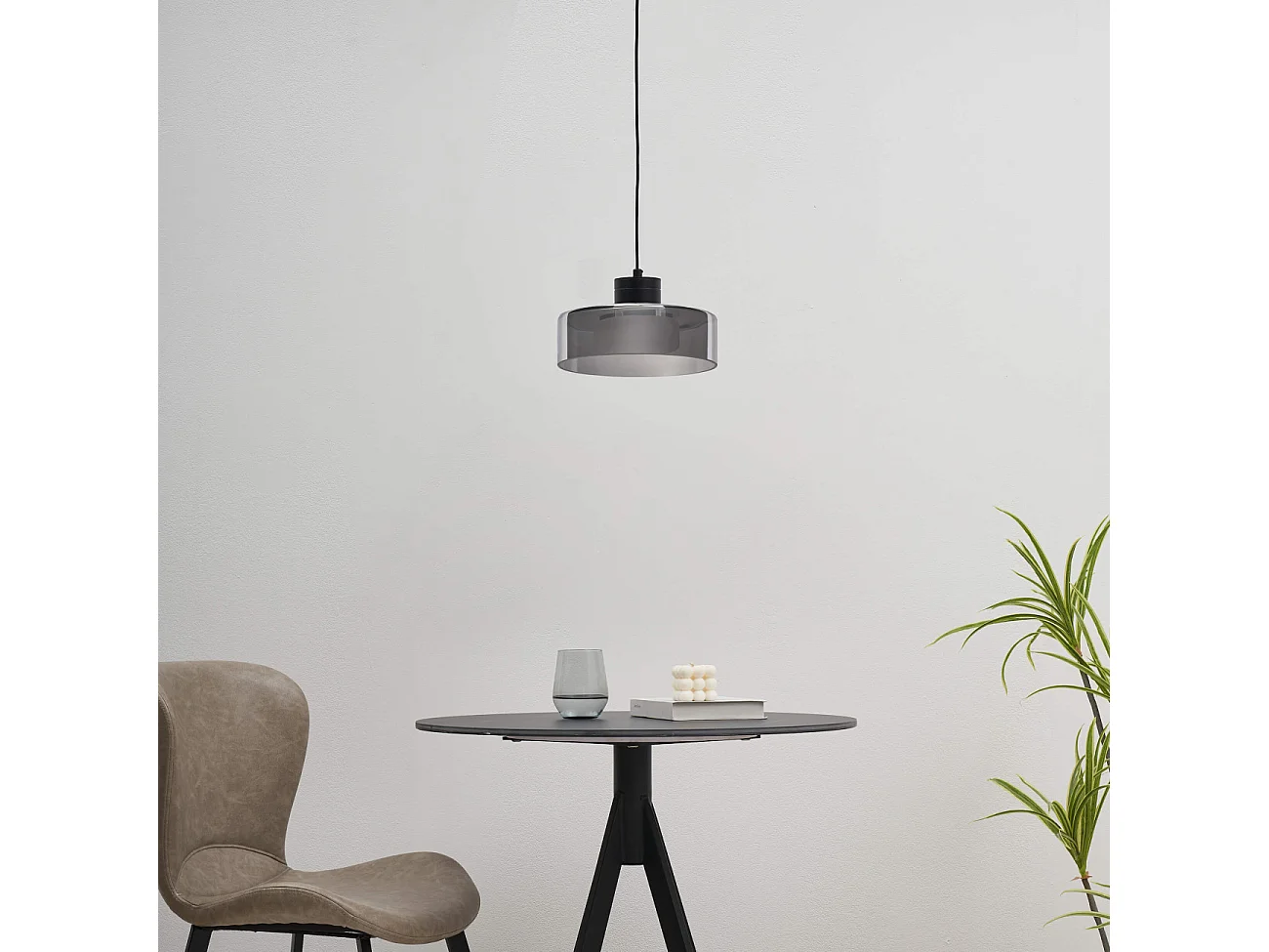 Suspension noire minimaliste verre fumé et LED intégrée - Valdo