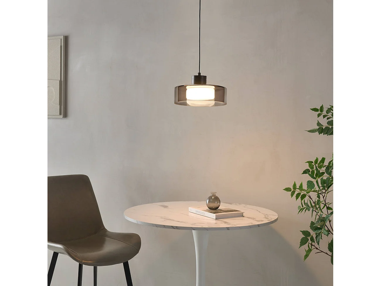 Suspension noire minimaliste verre fumé et LED intégrée - Valdo