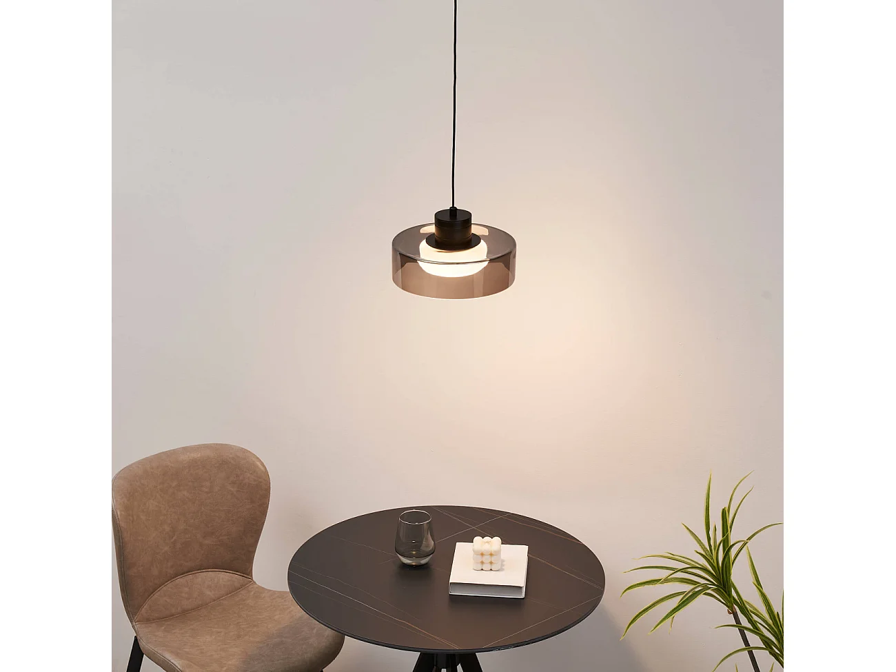 Suspension noire minimaliste verre fumé et LED intégrée - Valdo