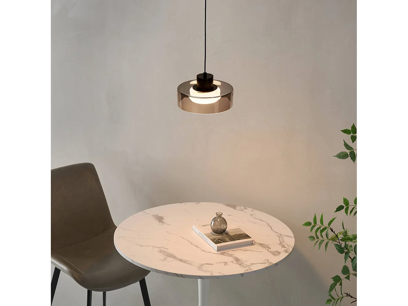 Suspension noire minimaliste verre fumé et LED intégrée - Valdo