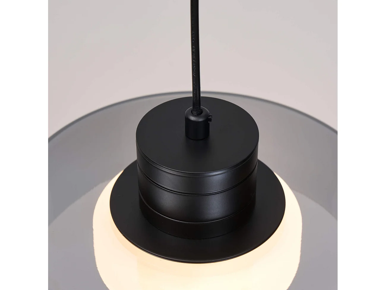 Suspension noire minimaliste verre fumé et LED intégrée - Valdo