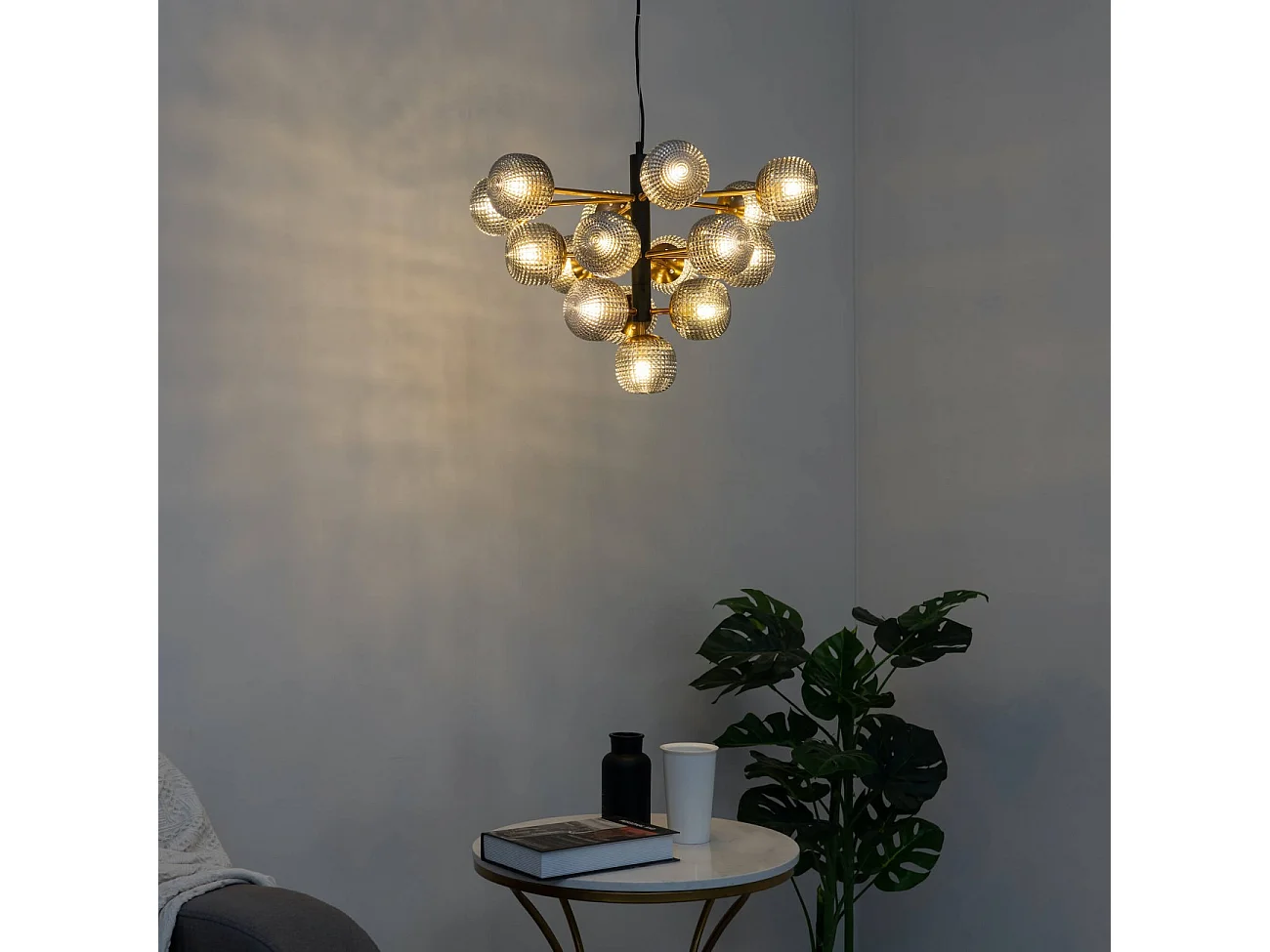 Grande suspension à 16 verres texturés fumés noirs - Anastasia