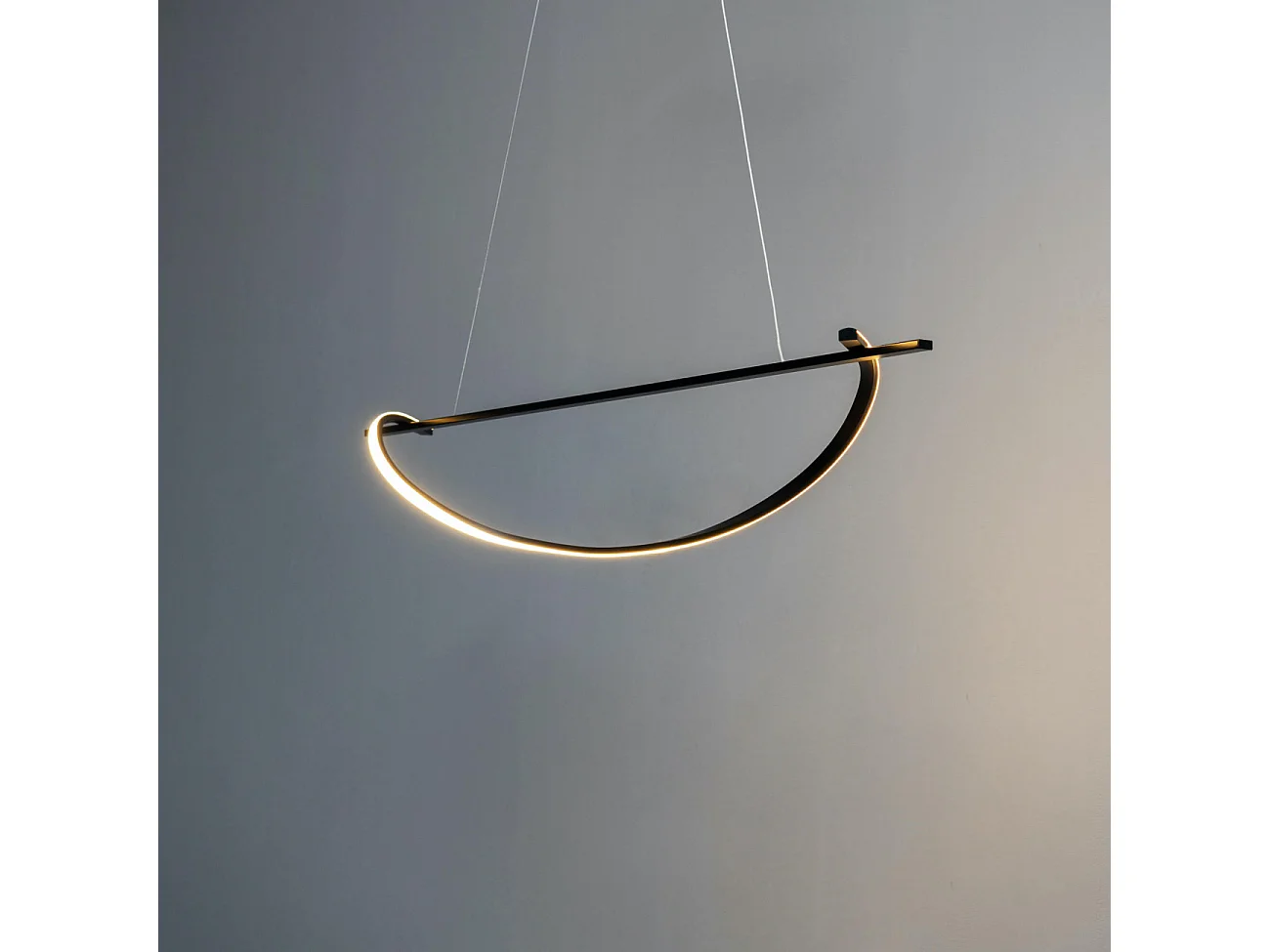 Longue suspension longiligne vague LED noire - Hilda