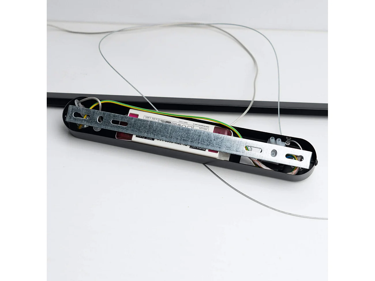 Longue suspension longiligne vague LED noire - Hilda