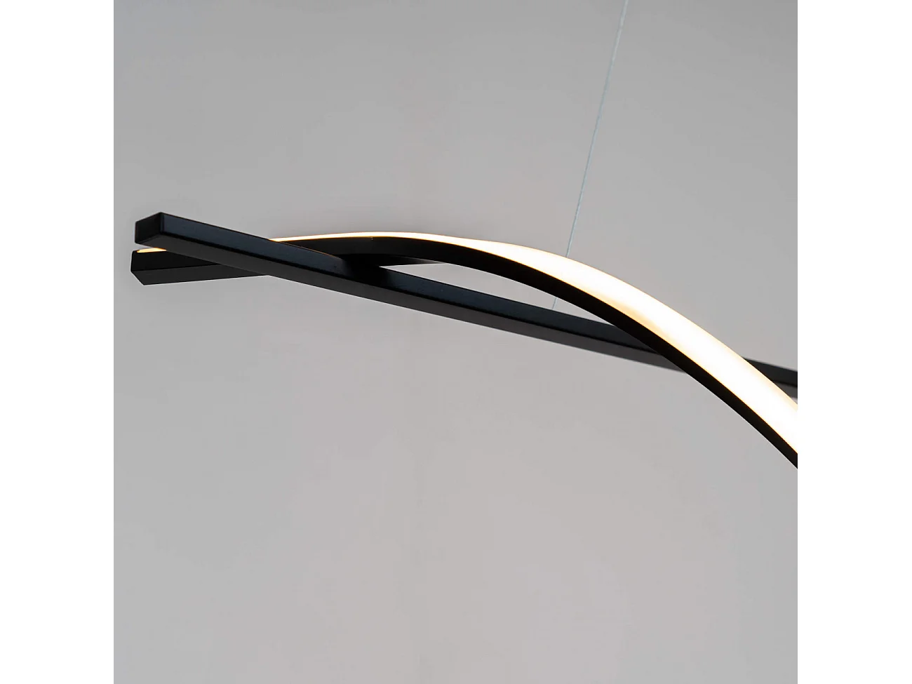 Longue suspension longiligne vague LED noire - Hilda