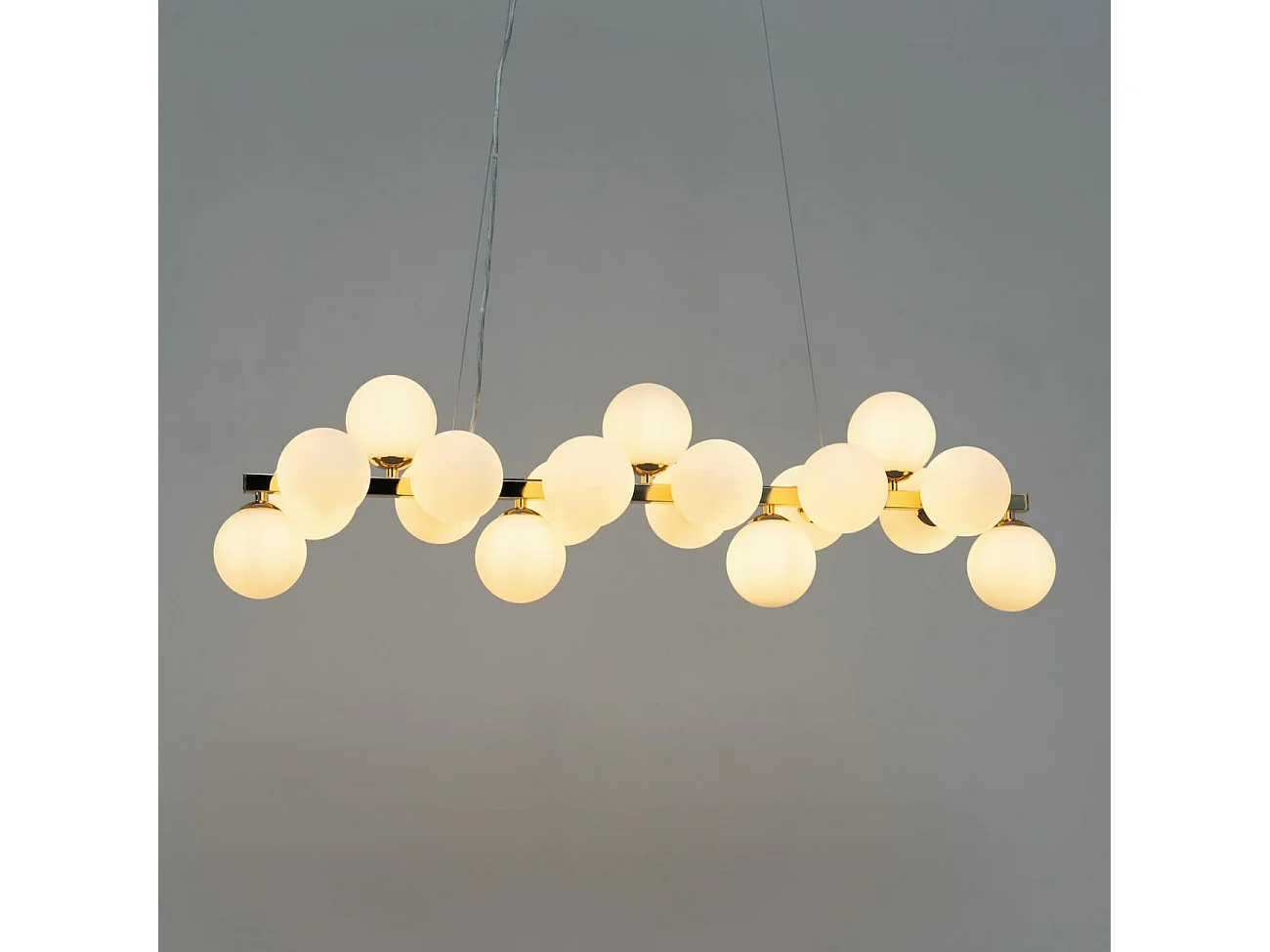 Suspension horizontale dorée à sphères en verre blanc - Ambrosia