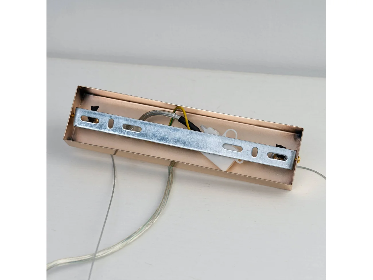 Suspension horizontale dorée à sphères en verre blanc - Ambrosia