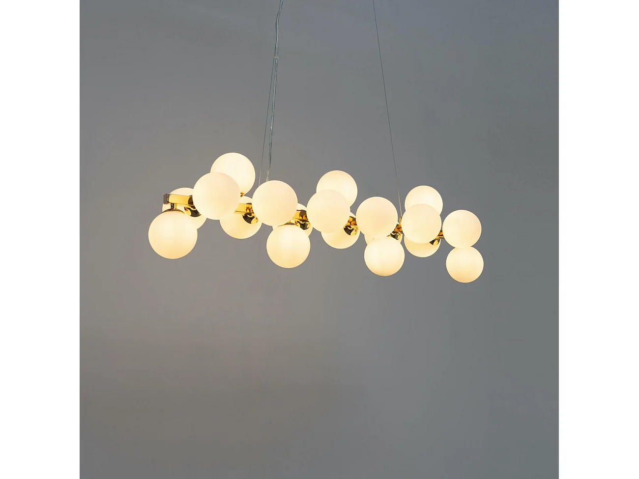 Suspension horizontale dorée à sphères en verre blanc - Ambrosia