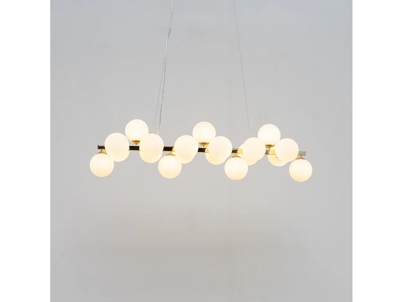 Suspension horizontale dorée à sphères en verre blanc - Ambrosia