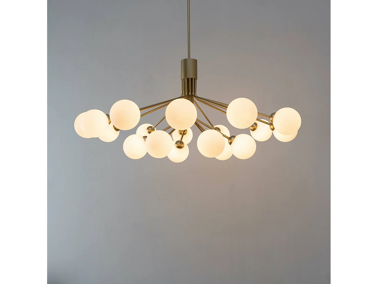 Grande suspension élégante dorée à 18 boules - Audrey