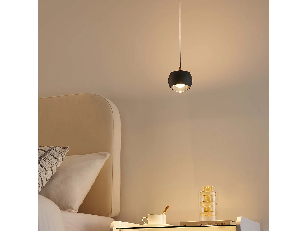 Petite suspension noire dimmable design sobre en métal - Finn