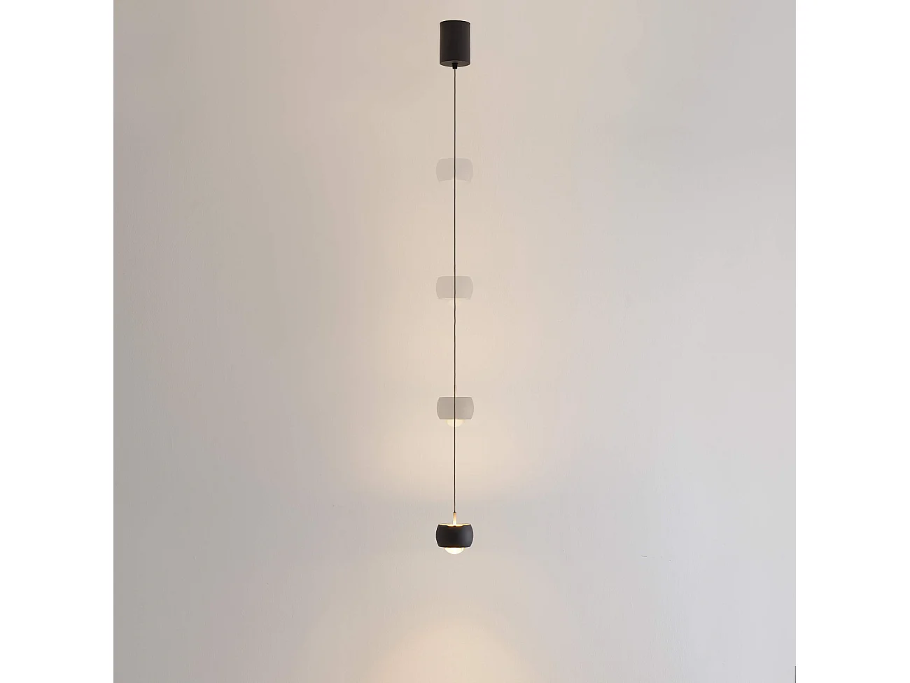 Petite suspension noire dimmable design sobre en métal - Finn