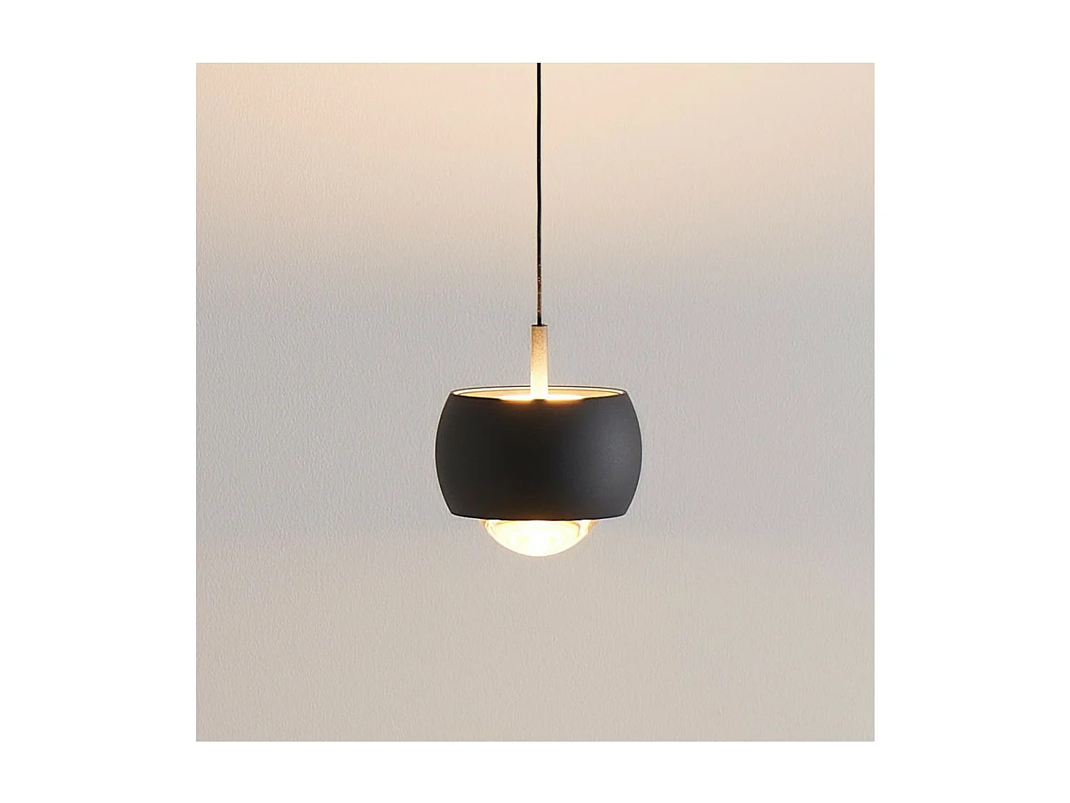 Petite suspension noire dimmable design sobre en métal - Finn