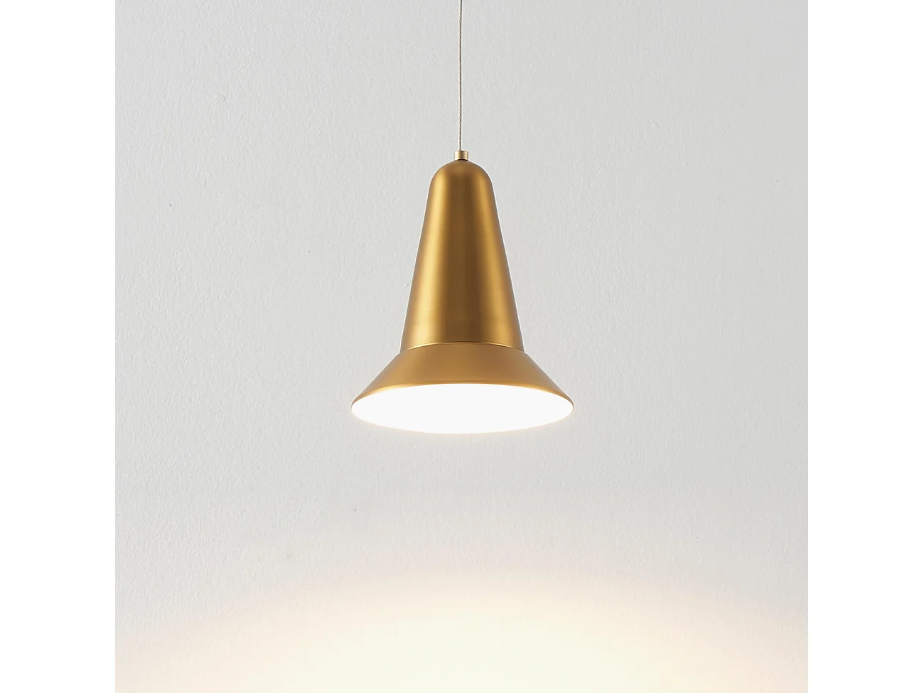 Suspension conique dorée tactile et dimmable - Nerla