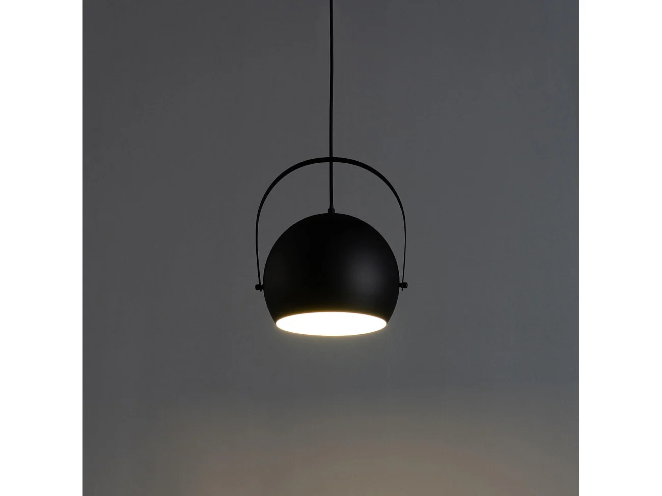 Suspension industrielle noire style atelier - Tassino