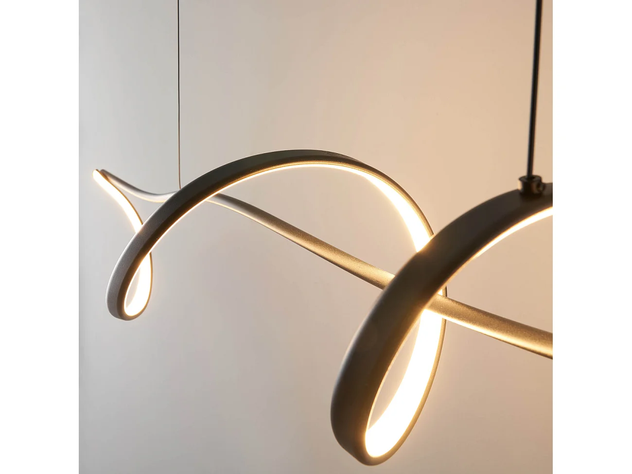 Grande suspension spirale noire 120 cm de long - Lybella