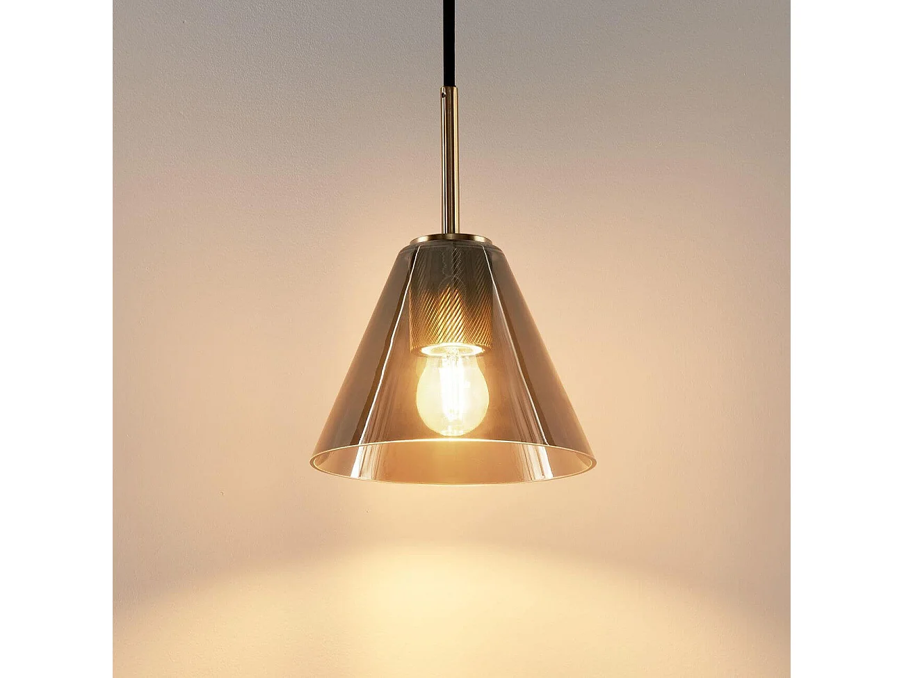 Suspension conique et design verre fumé - Soliria