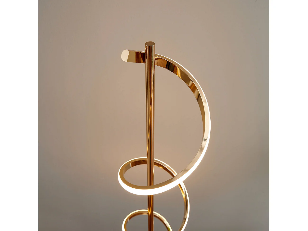 Grande lampe LED cascade spirale dorée - Simaria