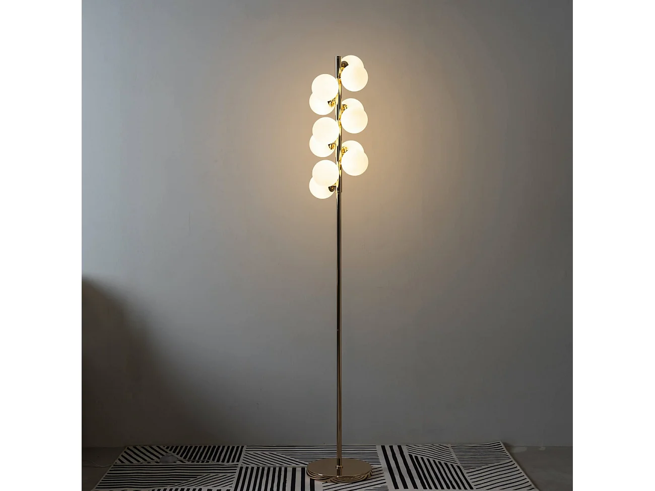 Lampadaire moderne doré à sphères en verre blanc - Ambrosia