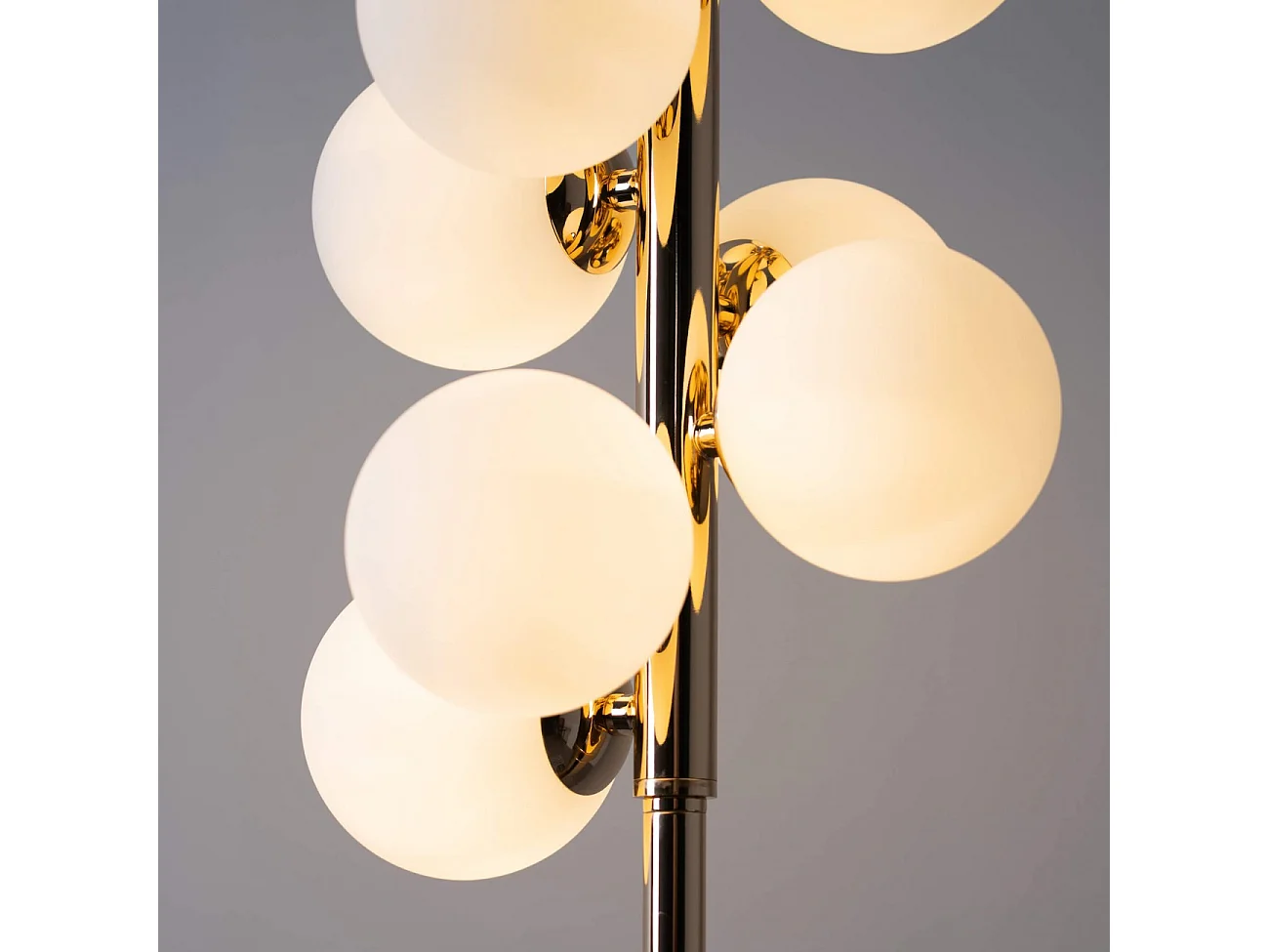 Lampadaire moderne doré à sphères en verre blanc - Ambrosia