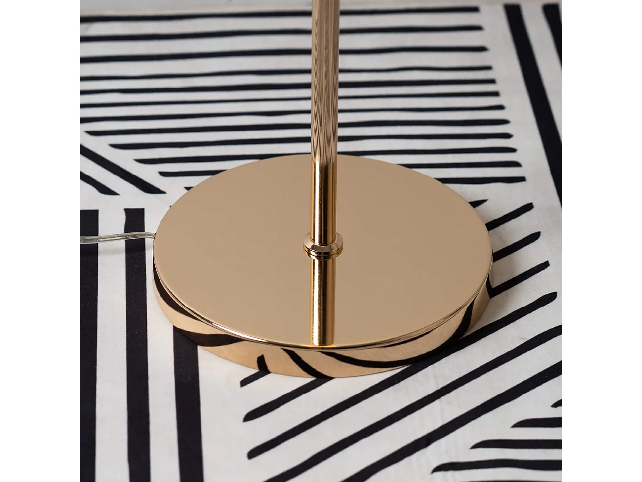 Lampadaire moderne doré à sphères en verre blanc - Ambrosia