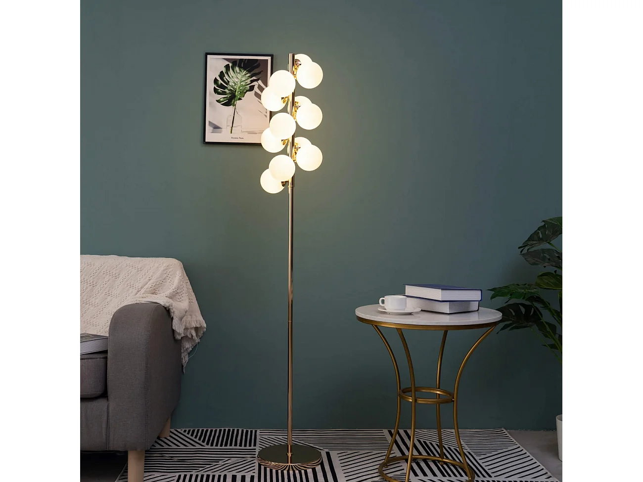 Lampadaire moderne doré à sphères en verre blanc - Ambrosia