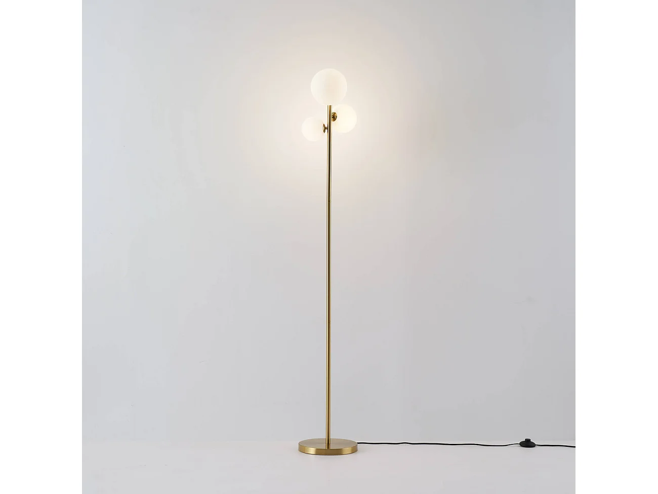 Lampadaire doré trois boules de verre blanc 150 cm - Melinda