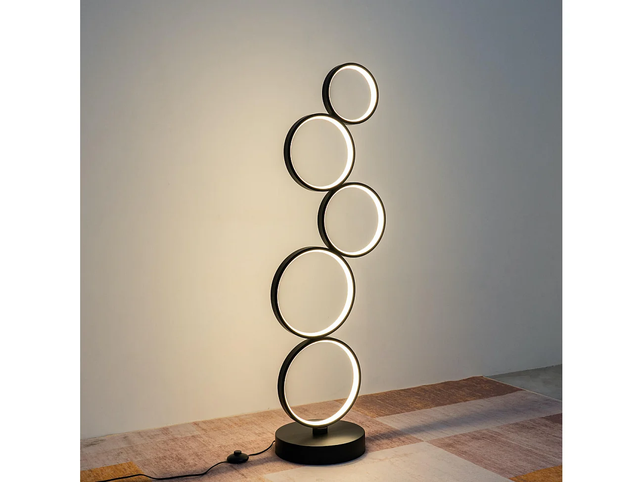 Lampadaire LED cercles superposés en métal noir - Newton