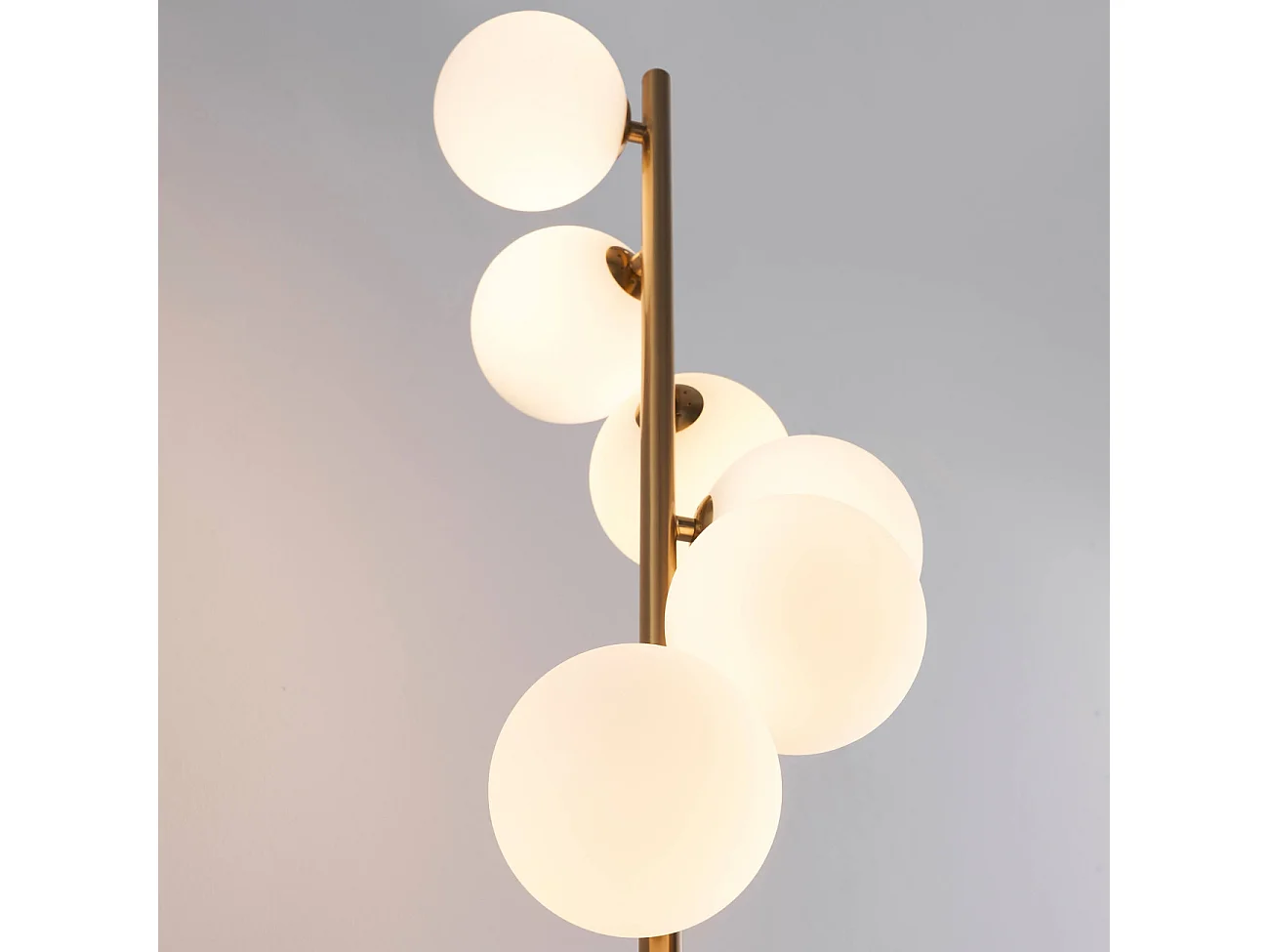 Lampadaire design noir et laiton sphères blanches - Sierra