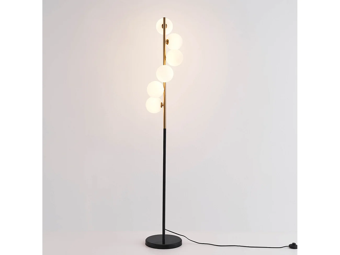 Lampadaire design noir et laiton sphères blanches - Sierra