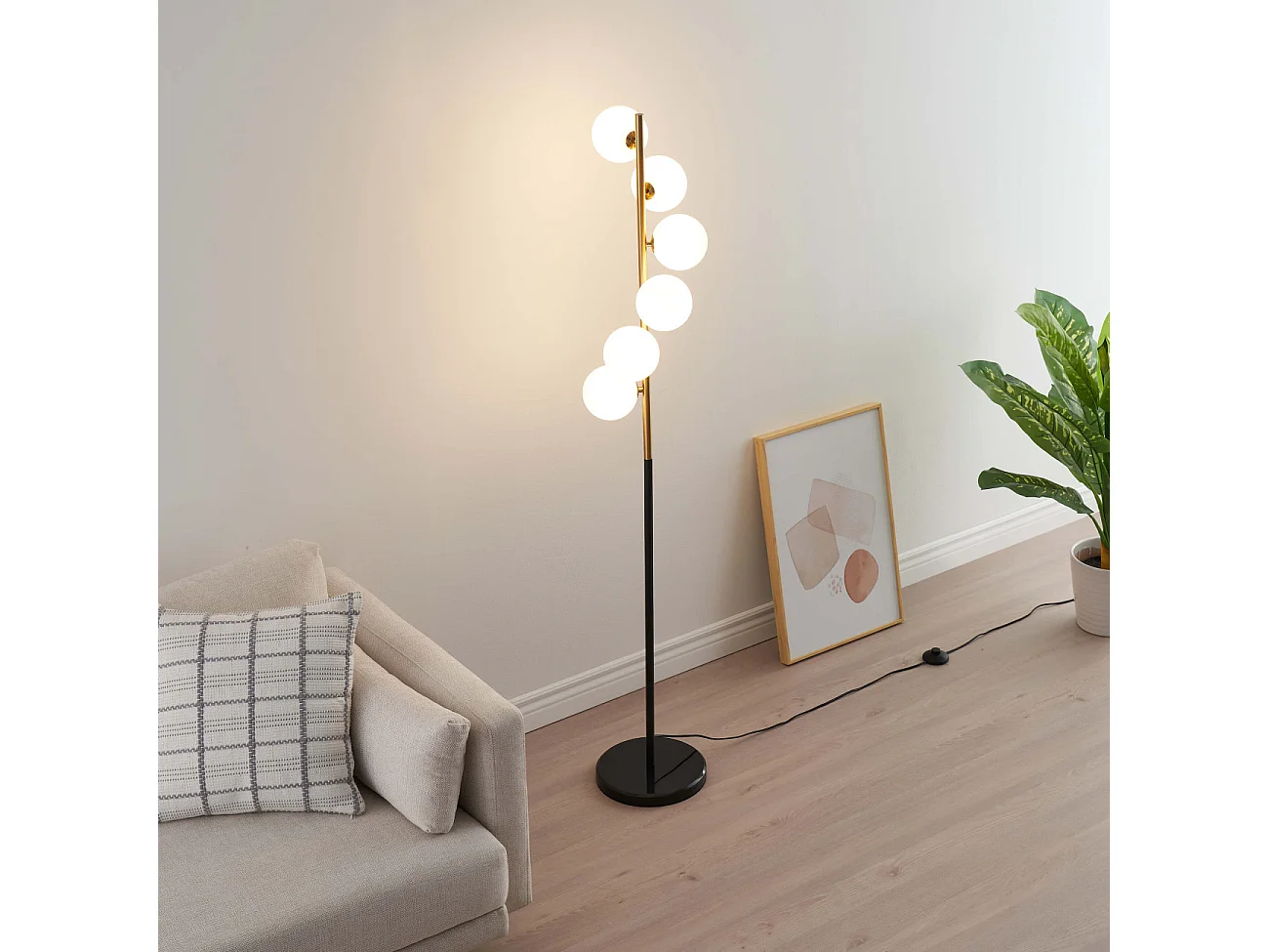 Lampadaire design noir et laiton sphères blanches - Sierra