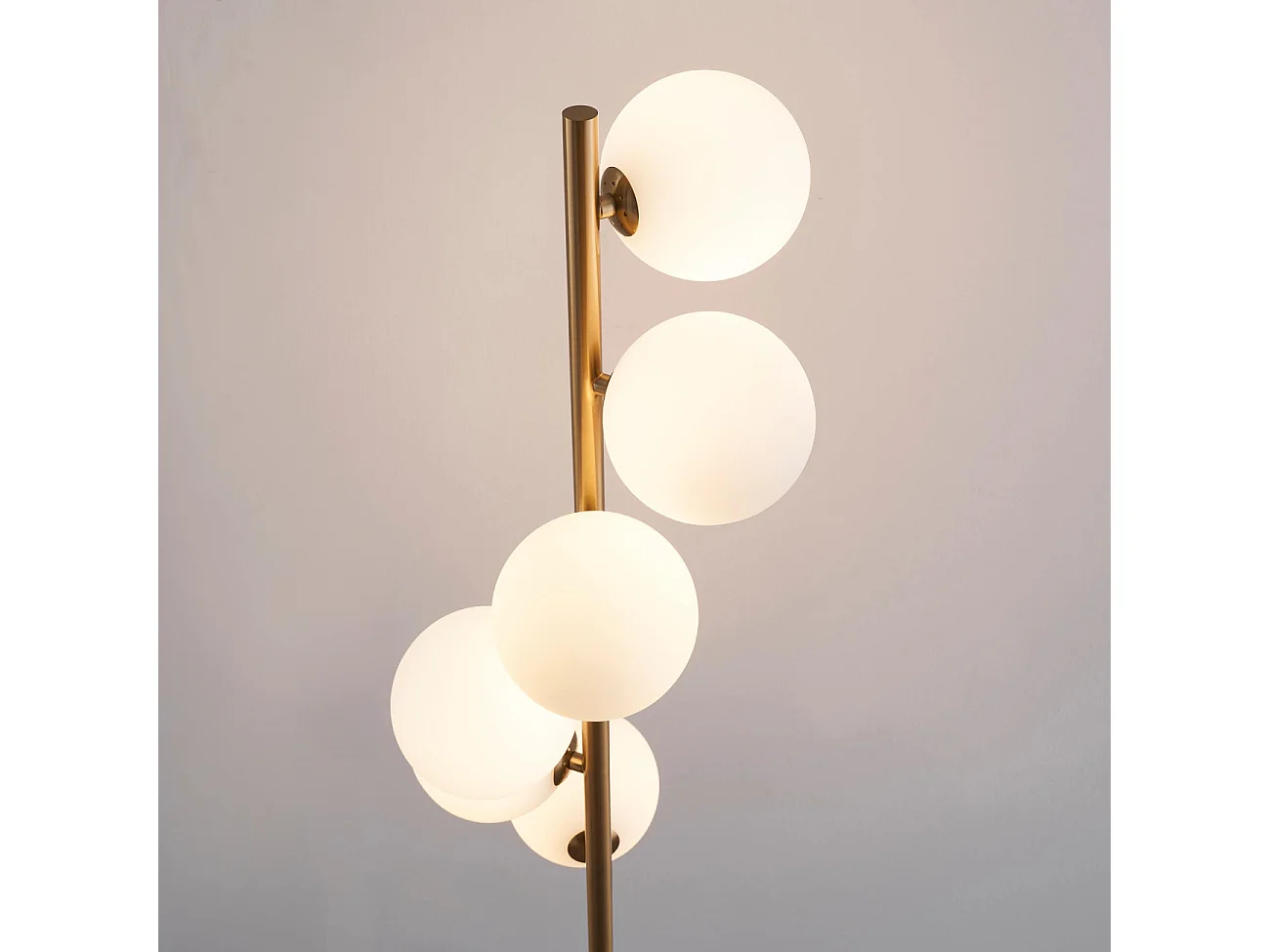 Lampadaire design noir et laiton sphères blanches - Sierra