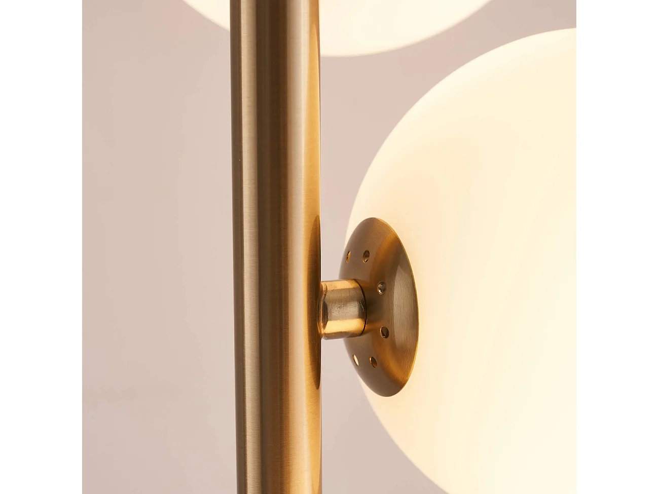 Lampadaire design noir et laiton sphères blanches - Sierra