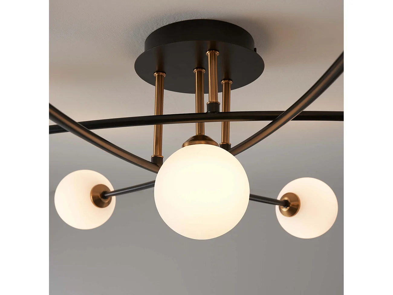 Plafonnier tendance métal noir et verre blanc - Estrela