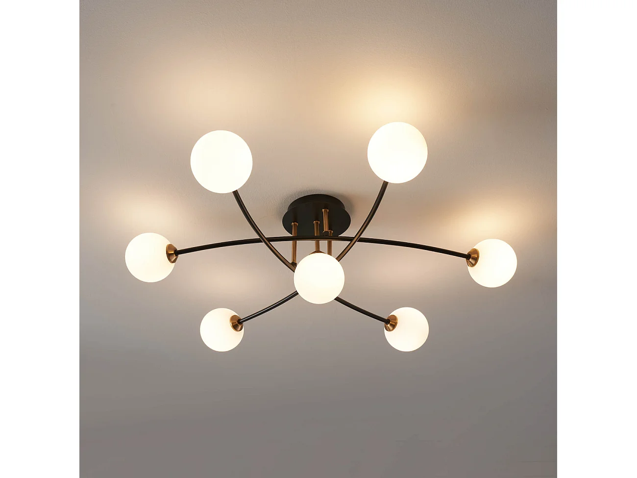 Plafonnier tendance métal noir et verre blanc - Estrela