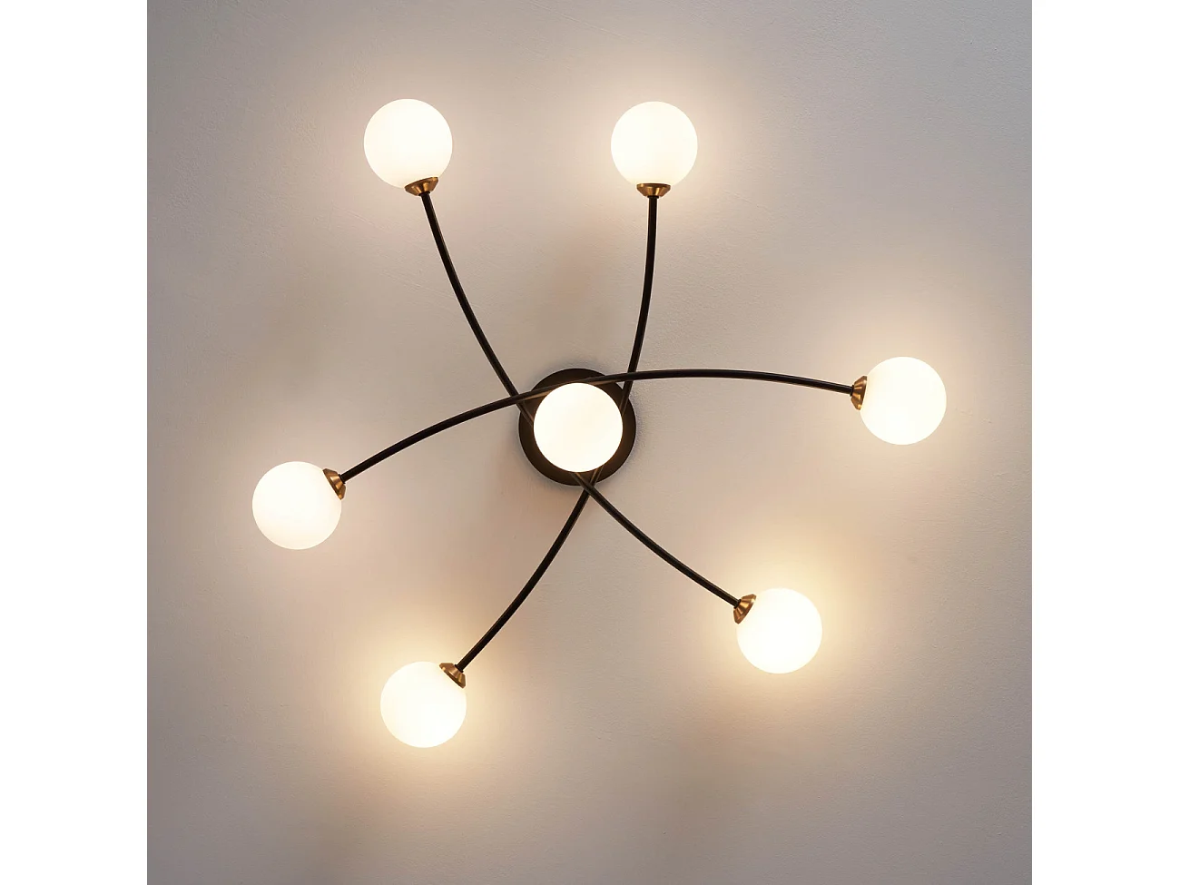 Plafonnier tendance métal noir et verre blanc - Estrela