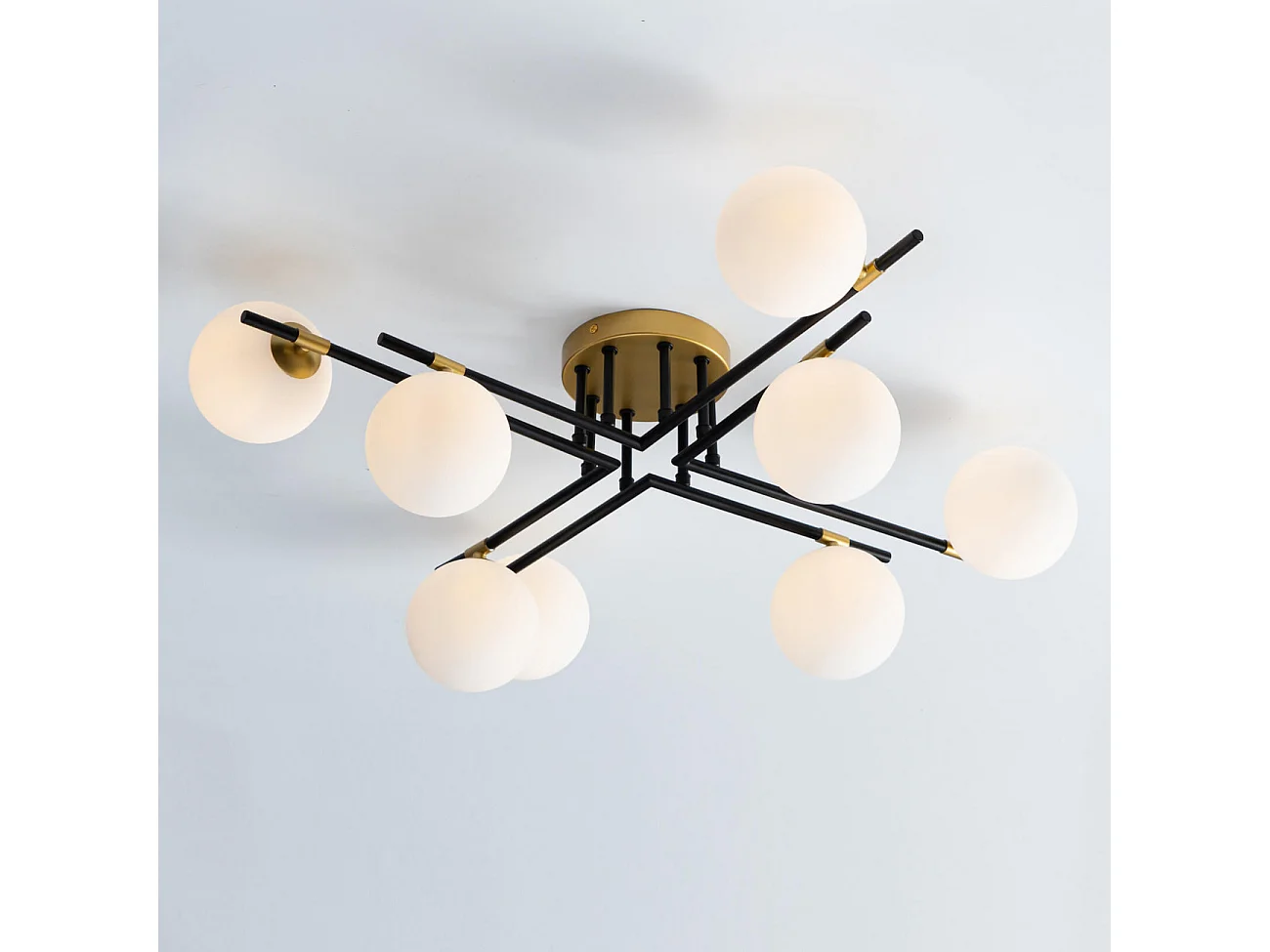 Grand plafonnier chaleureux noir et doré à 8 verres blancs - Mattina