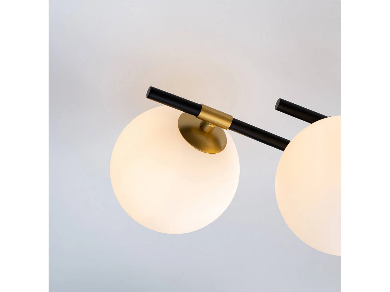 Grand plafonnier chaleureux noir et doré à 8 verres blancs - Mattina