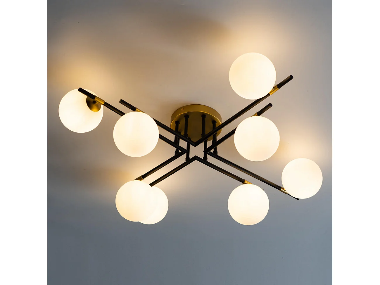 Grand plafonnier chaleureux noir et doré à 8 verres blancs - Mattina