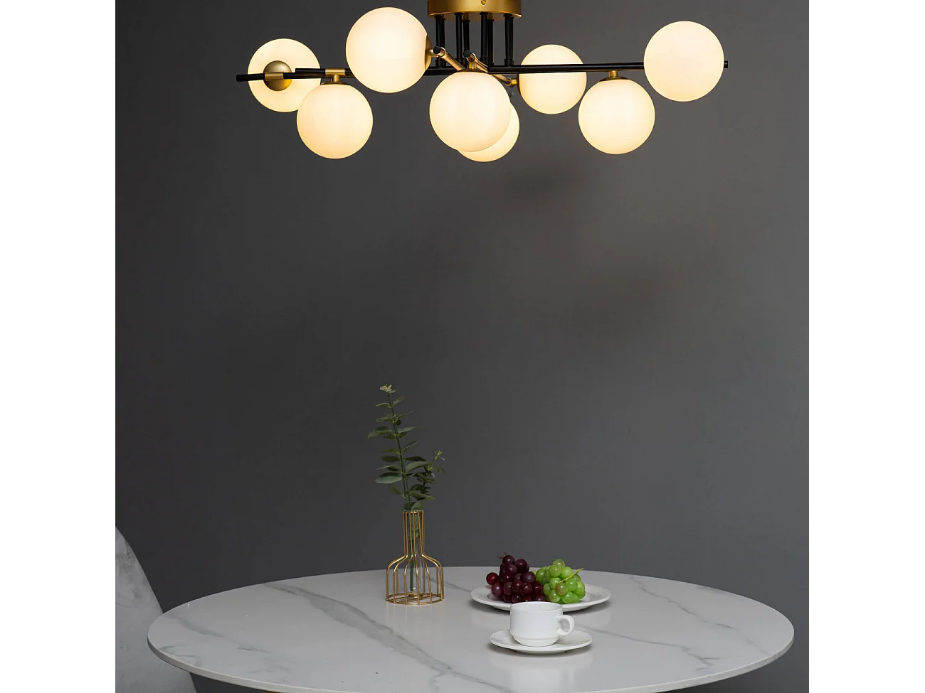 Grand plafonnier chaleureux noir et doré à 8 verres blancs - Mattina