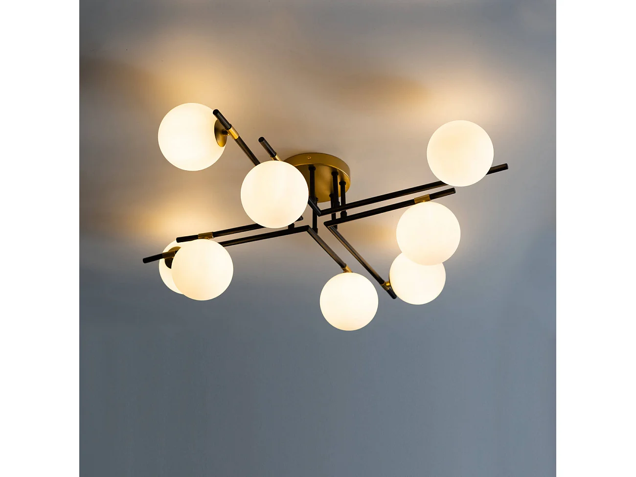 Grand plafonnier chaleureux noir et doré à 8 verres blancs - Mattina