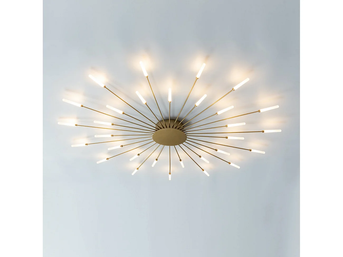 Grand plafonnier laiton bras LED forme de soleil - Isco