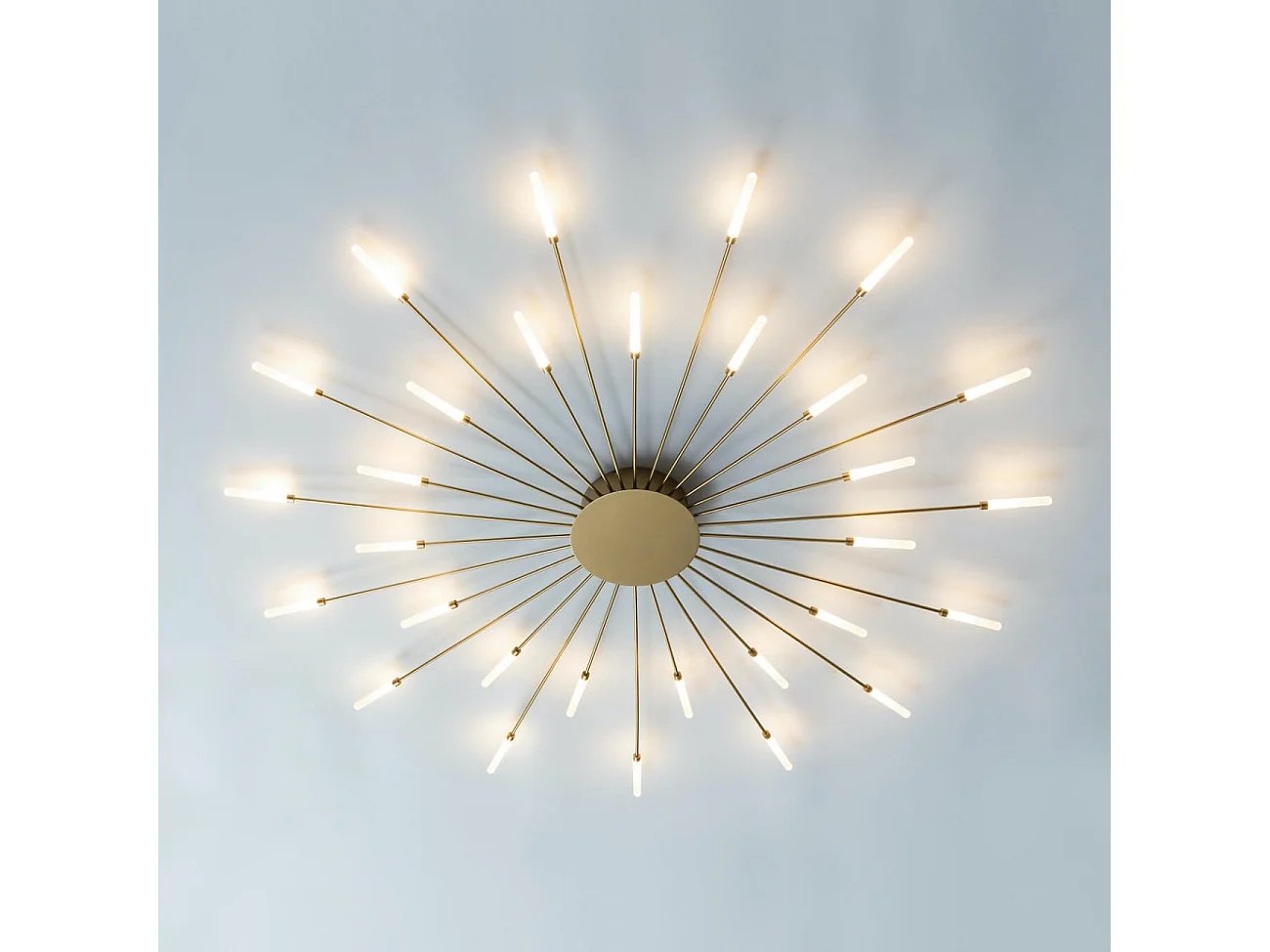 Grand plafonnier laiton bras LED forme de soleil - Isco