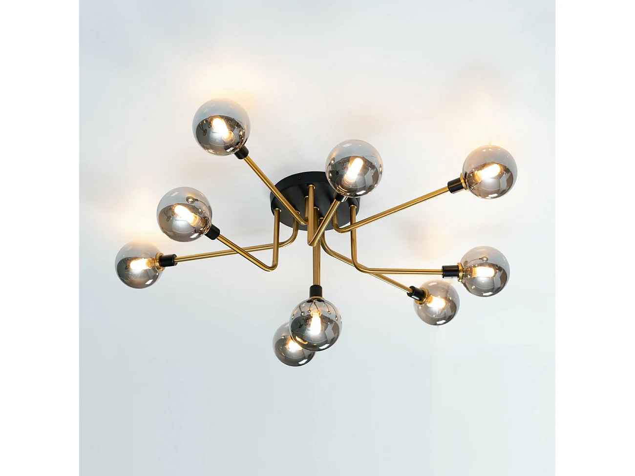 Plafonnier moderne noir et doré 9 boules en verre ambré - Merano